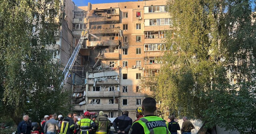 У Києві з-під завалів дістали тіла жінки та її двомісячного сина (фото)