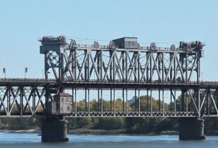 У Кременчуці відновили рух мостом після російського удару 