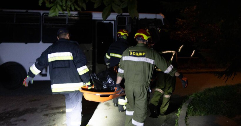 Удар по Києву: з-під завалів дістали тіло ще однієї людини
