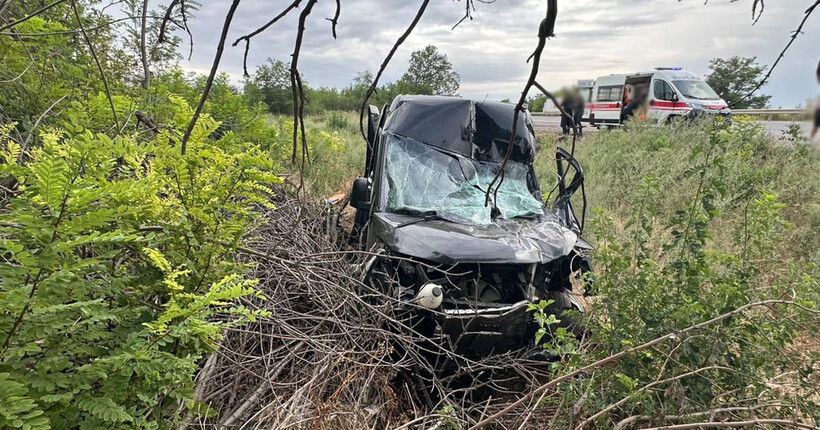 Водій мікроавтобуса в'їхав у кювет на Одещині: є поранені, серед яких неповнолітня