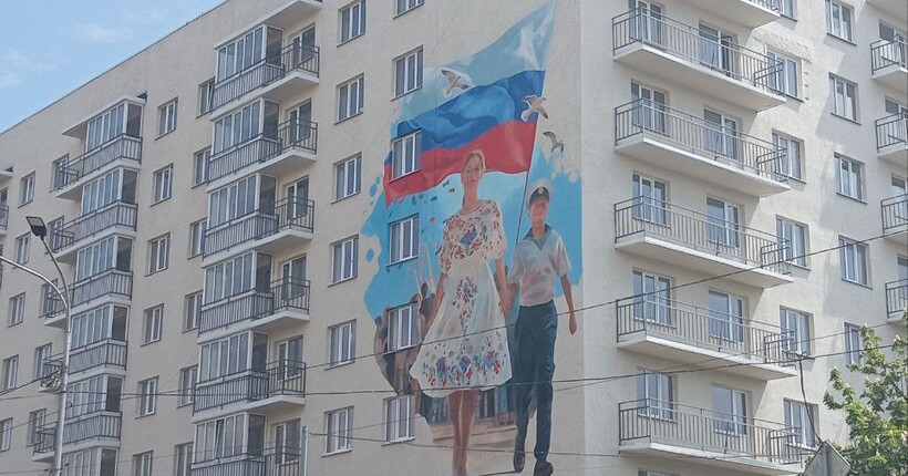 Росіяни знищили усі українські мурали, пам’ятники та постаменти в Маріуполі