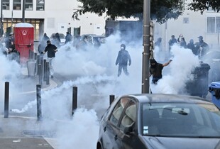 У Франції спалахнули масштабні протести: поліція застосувала сльозогінний газ, 300 осіб затримано