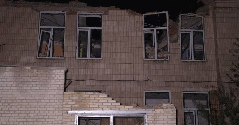 В ДСНС показали наслідки удару рф по навчальному закладі у Сумах (фото)