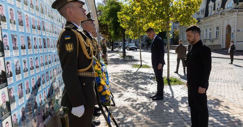 Президенти України та Фінляндії поклали квіти до Стіни пам’яті загиблих захисників у Києві