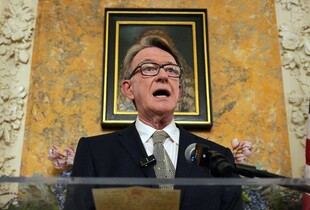 Посла Британії у США звільнили через листування з Епштейном