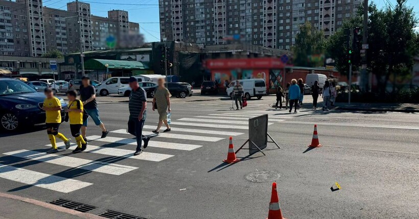 У Києві п’яна водійка на бусі збила військовослужбовицю та втекла