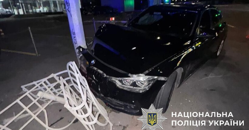У Києві 18-річний працівник автомийки викрав BMW клієнта та розбив його