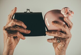 Пенсію припинили виплачувати: які можуть бути причини та як відновити виплату