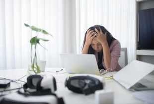 Більшість це відчувають і ігнорують: які симптоми свідчать про нестачу вітамінів B