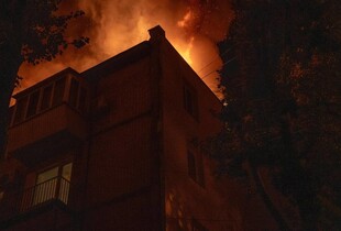 У Шевченківському районі столиці сталась пожежа: ДСНС ліквідувала загорання даху будинку (фото)