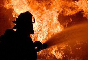 росія атакувала Київщину дронами: загорілись склади та будинок