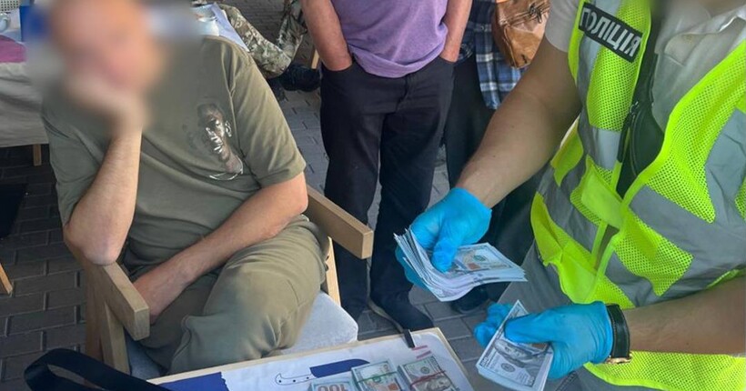 Поліція затримала чоловіка, який перевозив військовозобов'язаних чоловіків до Молдови - вилучено $82 000