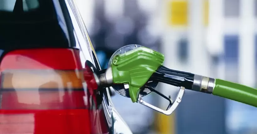 Ціни на АЗС знизилися: чому паливо дешевшає та чи варто чекати на здорожчання