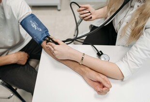 Жінки не помічають ці симптоми — що є передвісником проблем із серцем