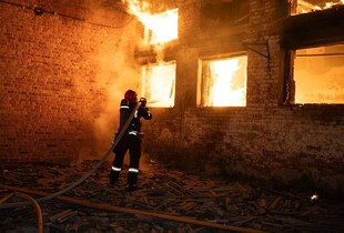 Атака на Суми: надзвичайники ліквідували масштабну пожежу (фото, відео)