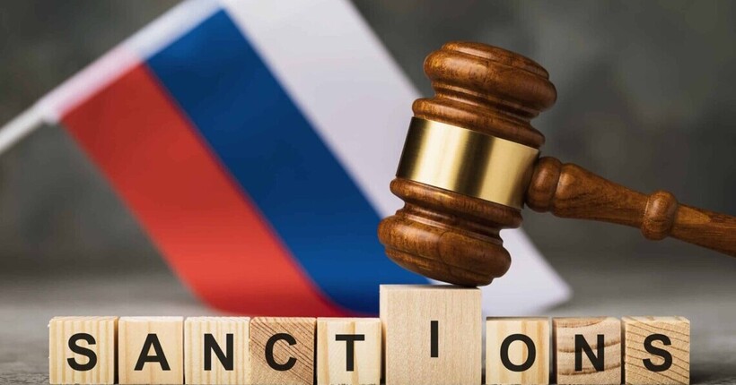 Макрон пояснив затримку із санкціями проти росії