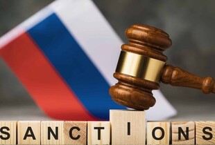 Макрон пояснив затримку із санкціями проти росії