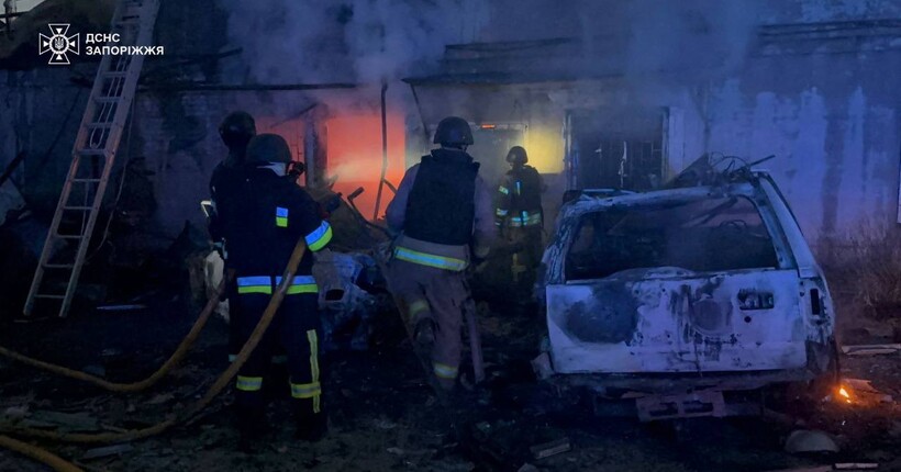 Удар по Запоріжжю: під завалами зруйнованого будинку перебуває людина