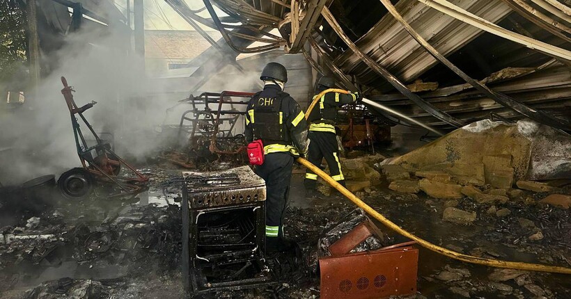 В ДСНС показали фото наслідків російських ударів по Київщині