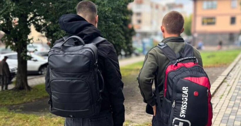Отримали повістки від росіян: з окупації врятували двох 18-річних хлопців