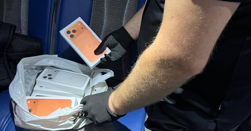 Митники зупинили партії iPhone 17 та електронних сигарет на суму понад мільйон гривень