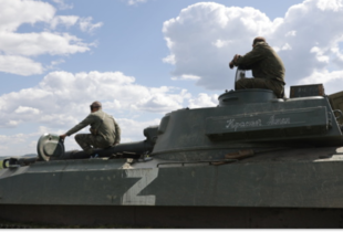 Російські війська розстріляли сім'ю цивільних та взяли в заручники дитину в Шандриголовому