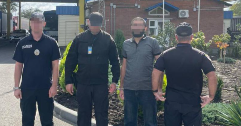 З Молдови екстрадували іноземця, підозрюваного у збуті підроблених доларів