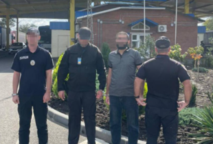 З Молдови екстрадували іноземця, підозрюваного у збуті підроблених доларів
