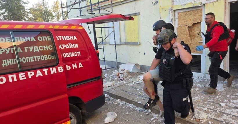 Росіяни вдарили по Дніпру ракетою: поранено четверо людей – ОВА
