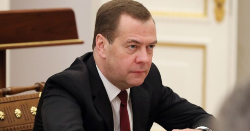 Медведєв пригрозив Україні і США зброєю 