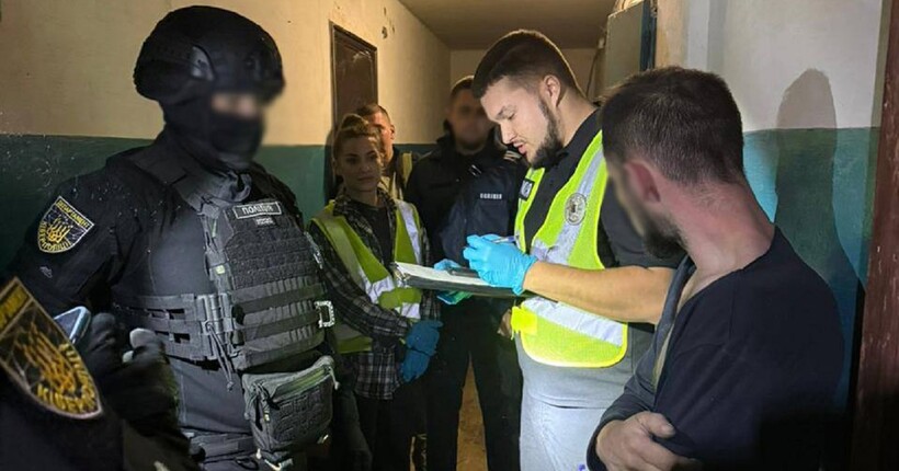 42-річний чоловік розбещував семирічну дівчинку та примушував її до зйомки