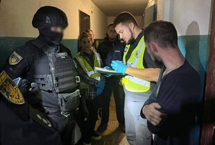 42-річний чоловік розбещував семирічну дівчинку та примушував її до зйомки