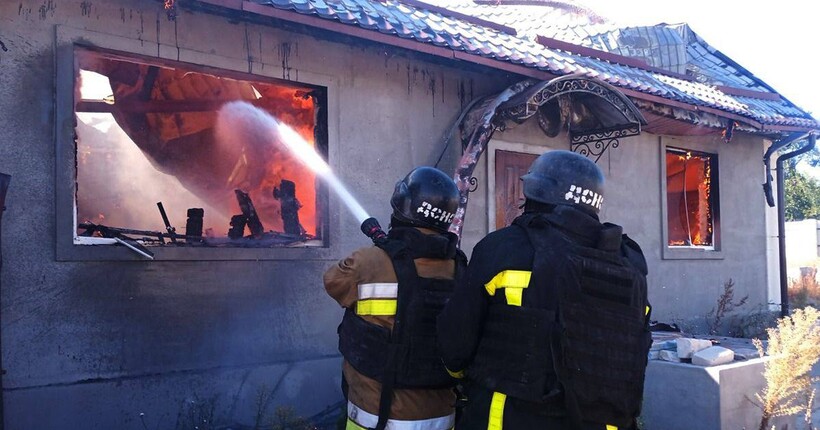 На Дніпропетровщині ворожі атаки спричинили пожежі в житловому секторі