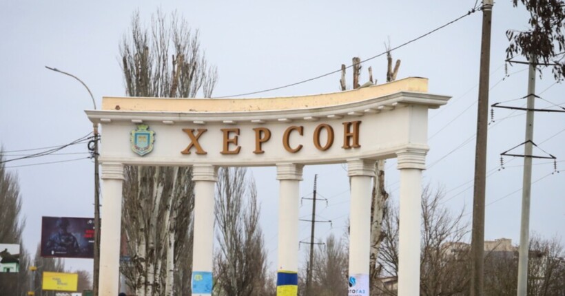 Армія рф зранку скинула на Херсон півтора десятка авіабомб - є пошкодження