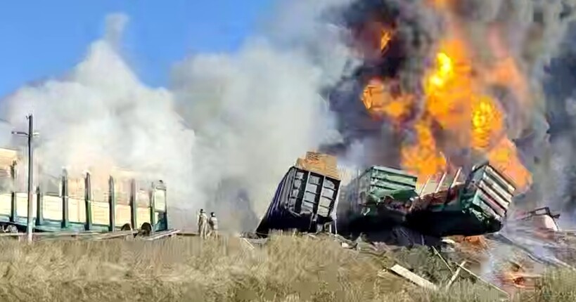 В росії поїзд врізався у вантажівку: палають вагони з бензином (відео)