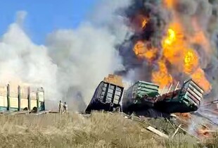 В росії поїзд врізався у вантажівку: палають вагони з бензином (відео)