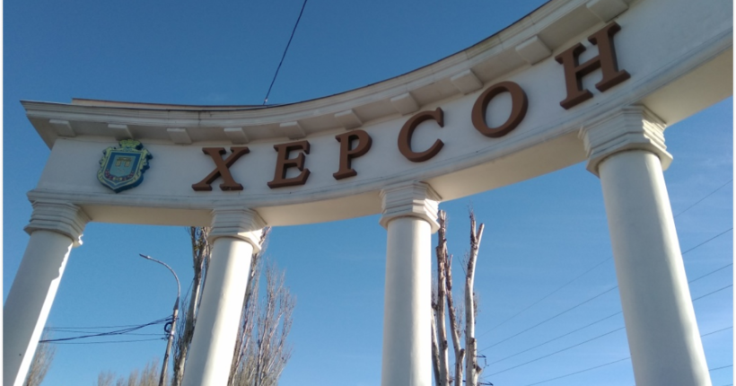 У центрі Херсона росіяни обстріляли маршрутку, поранено жінку