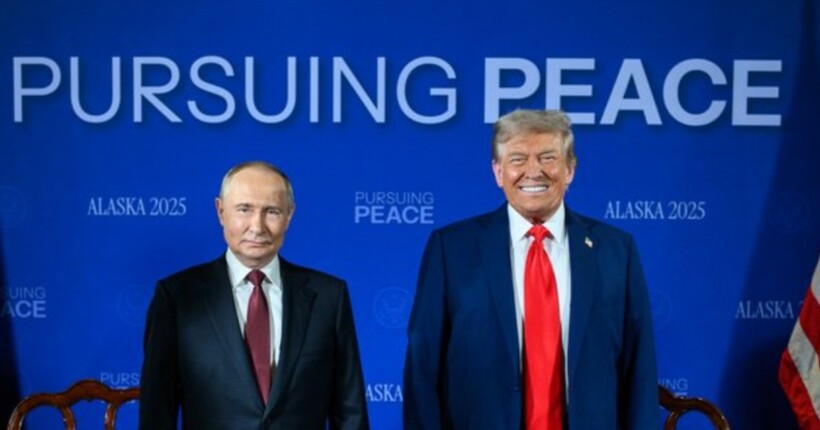 Зеленський про ціль зустрічі на Алясці: Путін просто хотів фото з Трампом