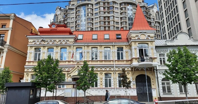 Масований удар по Києву: пошкоджено посольство Польщі в Україні