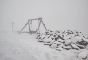 На горі Піп Іван різко похолодало і випав сніг (фото)