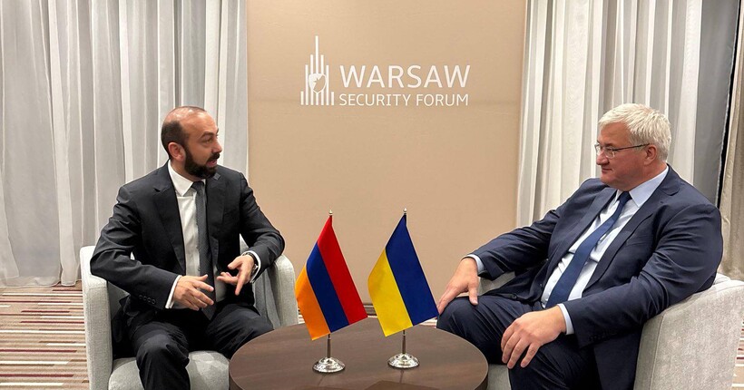 Сибіга обговорив із главою МЗС Вірменії розвиток відносин та наближення справедливого миру
