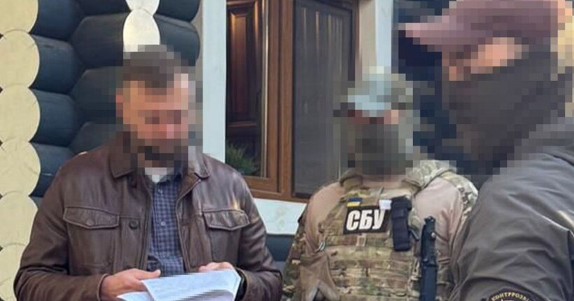 Оформлював українське громадянство росіянам за гроші: СБУ викрила посадовця МЗС