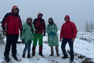 На Говерлі врятували туристку з дитиною, які заблукали через негоду
