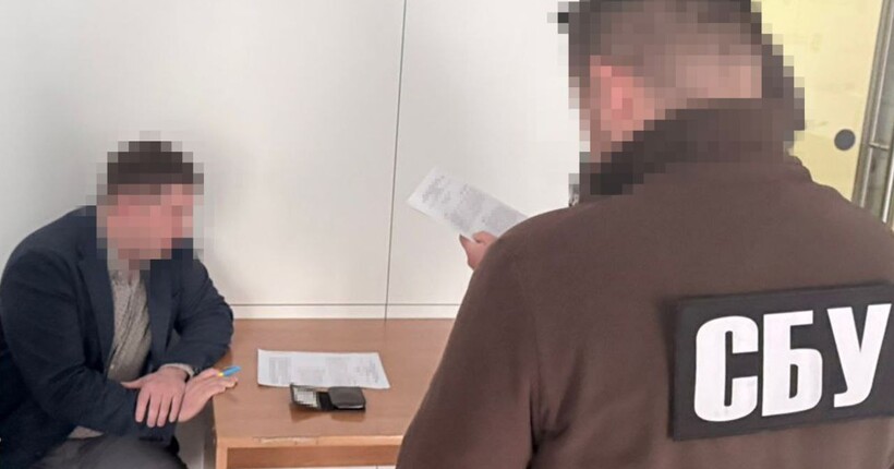Відпочивав за кордоном під виглядом службових відряджень: посадовцю КМДА повідомлено про підозру