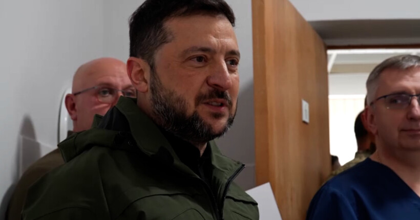 Зеленський відвідав воїнів у лікарні та привітав їх зі святом (відео)