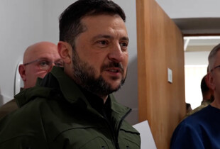 Зеленський відвідав воїнів у лікарні та привітав їх зі святом (відео)