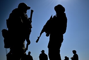 Прикордонники на Сумщині щотижня збивають до 60 російських FPV-дронів зі стрілецької зброї – Шевцов