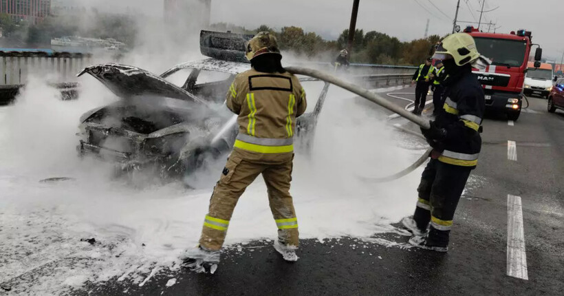 У Києві на Північному мосту загорілася автівка під час руху