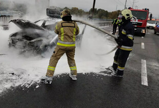 У Києві на Північному мосту загорілася автівка під час руху