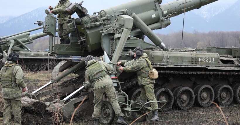 Росіяни з артилерії обстріляли Херсон: поранено 56-річну жінку
